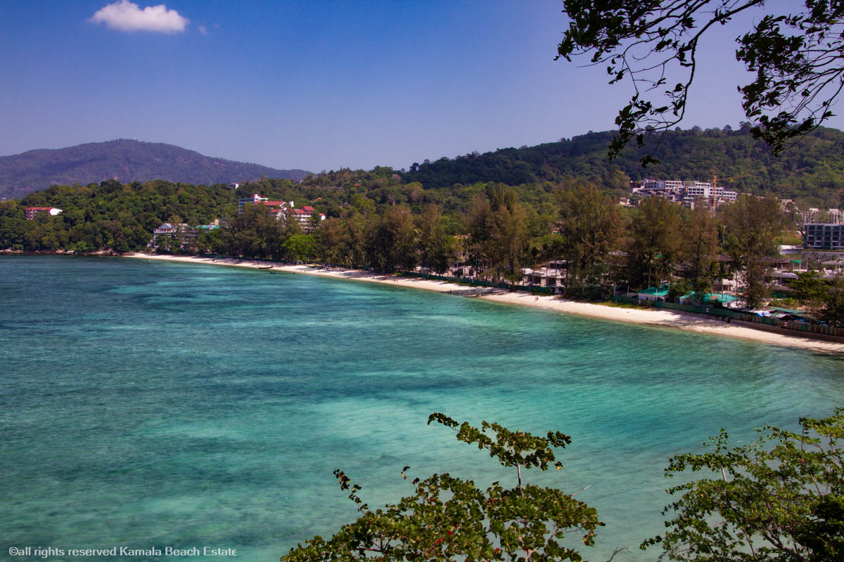 View of Tri Trang Beach with clear waters and a rocky shoreline.